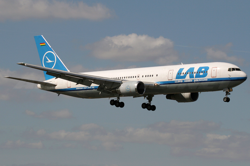 Lloyd_Aéreo_Boliviano_Boeing_767-300ER_CP-2426_MIA_2006-1-26.png